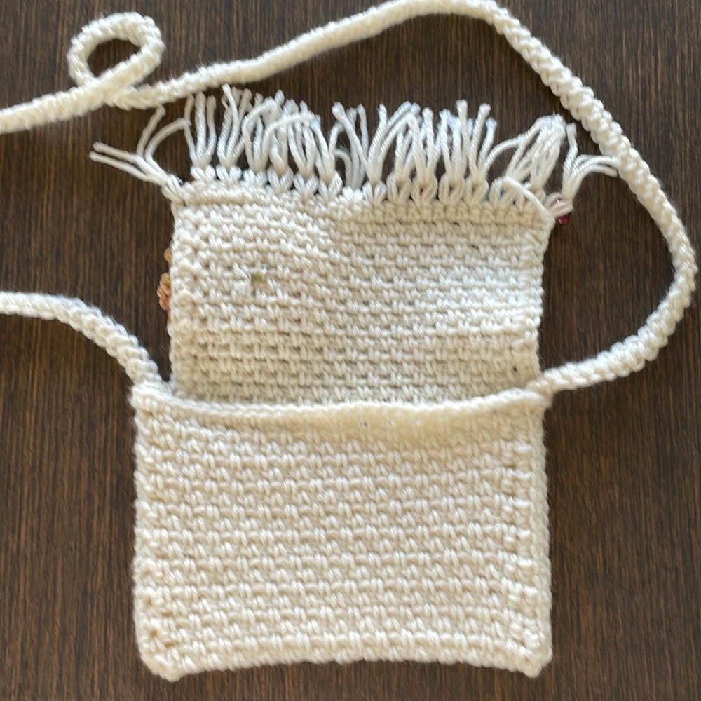 HAND CRAFTED CROCHETED FOLDOVER FRINGED BEADED FLOWER CROSSBODY Cream Boho-Chic - Picture 5 of 8
